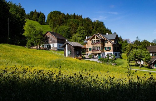 Grundlsee Apartment | Scenic S'Rastl: Unforgettable Mountain Views & Family-Friendly