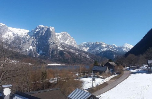 Grundlsee Apartment | Scenic S'Rastl: Unforgettable Mountain Views & Family-Friendly