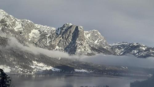 Grundlsee Apartment | Scenic S'Rastl: Unforgettable Mountain Views & Family-Friendly