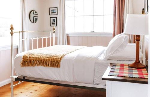 Binalong Bay House | Oceanfront Retreat at Sunset Shack Binalong - Rated 9.2/10