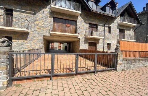Sesue Apartment | Kid-Friendly Comfort at Kasares El Solano, Villmor