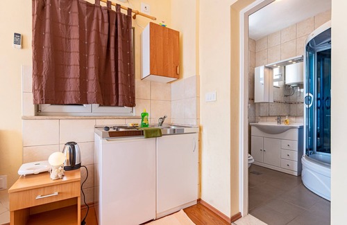 Cove Tri Zala (Zrnovo) Apartment | Cozy Studio Steps from the Beach with Ocean View