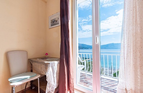 Cove Tri Zala (Zrnovo) Apartment | Cozy Studio Steps from the Beach with Ocean View