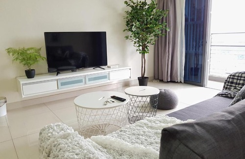 Puchong Apartment | Cozy Snowy Retreat: Pet-Friendly Stay at Setiawalk Puchong