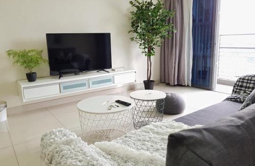 Puchong Apartment | Cozy Snowy Retreat: Pet-Friendly Stay at Setiawalk Puchong