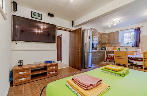 Cove Tri Zala (Zrnovo) Apartment | Modern Studio Steps from the Beach with Top Guest Ratings
