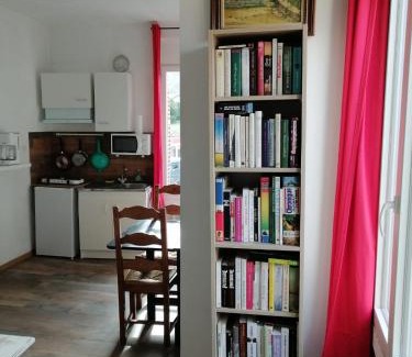 Courtenay Apartment | Budget-Friendly S2 Studio in Courtenay Near Shops