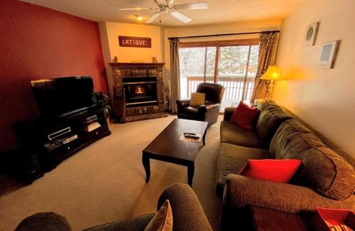 Bretton Woods Apartment | Elevated S4 Condo with Ski Slope Views in Bretton Woods