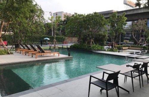Phra Khanong Apartment | Modern Ramada Sukhumvit: Pool, Gym & 9/10 Guest Rating