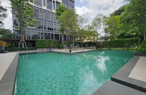 Phra Khanong Apartment | Modern Ramada Sukhumvit: Pool, Gym & 9/10 Guest Rating
