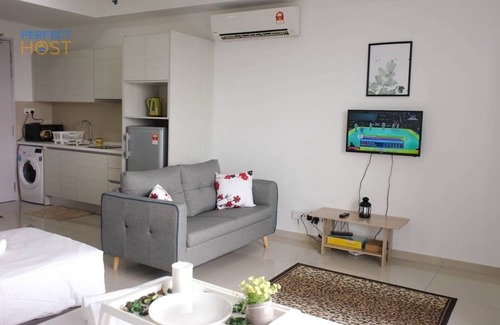 Seksyen 7 Apartment | Cozy Studio Retreat in I-City with Pool & Breakfast