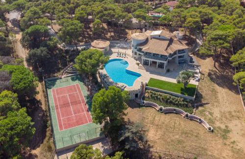 Llafranc House | Family-Friendly SA GUARDA: Pool, Breakfast & Kitchen Amenities