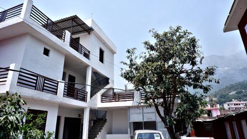 Katra House | Cozy Saatvik Homestay: Family-Friendly & Pet Welcoming