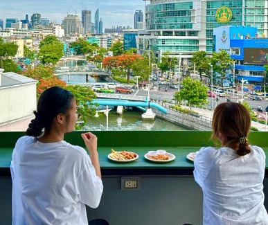 Si Yaek Maha Nak Hotel | Budget-Friendly Stay at Sabai Dee Minitel - 8.4/10 Rated