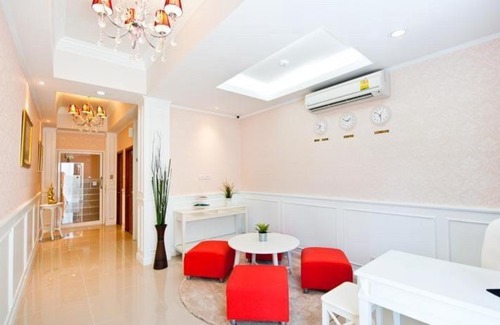 Si Yaek Maha Nak Hotel | Budget-Friendly Stay at Sabai Dee Minitel - 8.4/10 Rated