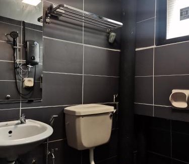 Bayan Lepas House | Inviting Private Queen Room in Bayan Lepas with Pool