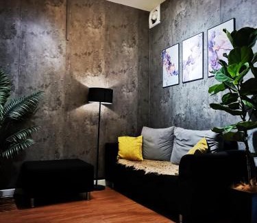 Bayan Lepas House | Inviting Private Queen Room in Bayan Lepas with Pool