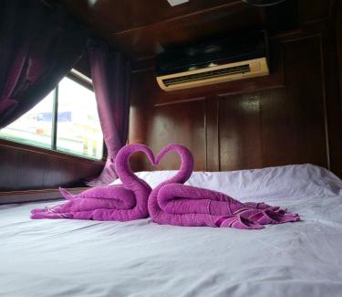 Phra Borom Maha Ratchawang Boat Rental | Pet-Friendly Sabai Sabai Liveaboard in Bangkok - 9.3/10 Rated