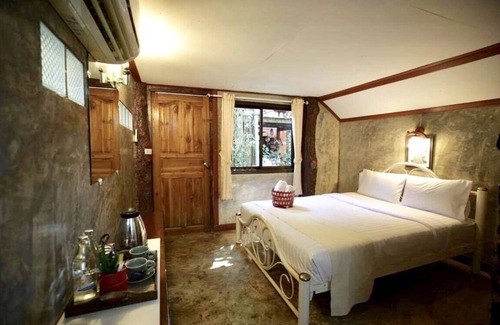 Sukhothai Hotel | Cozy Sabaidee House: Family-Friendly with Pool & Dining