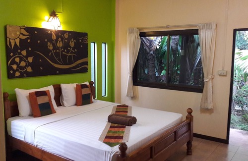 Sukhothai Hotel | Cozy Sabaidee House: Family-Friendly with Pool & Dining