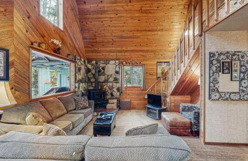Bandon House | Inviting Sabala Cabin: Pet & Child Friendly Retreat