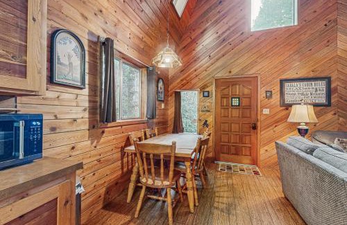 Bandon House | Inviting Sabala Cabin: Pet & Child Friendly Retreat
