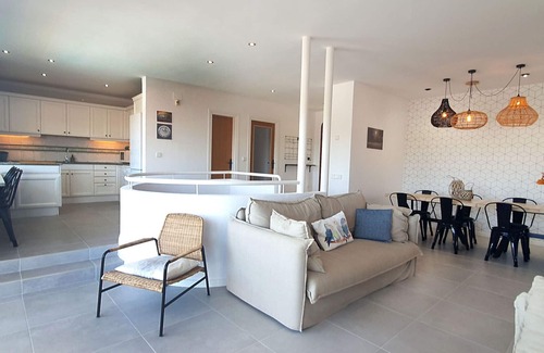 L'Escala Villa | Villa Sabina: Pool Oasis with Ocean View, 500m to Beach