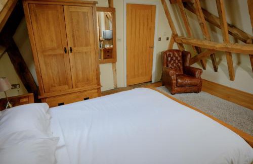 South Leigh Bed & Breakfast | Inviting Sabine Barn: 4-Star Rated with Wheelchair Access