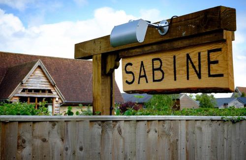 South Leigh Bed & Breakfast | Inviting Sabine Barn: 4-Star Rated with Wheelchair Access
