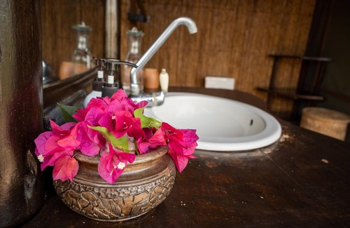 Selous Game Reserve Cabin | Experience Comfort at Sable Mountain Lodge with Pool & Breakfast