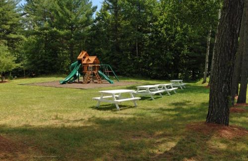 Center Conway Hotel | Pet-Friendly Saco River Motor Lodge with Oceanfront Views