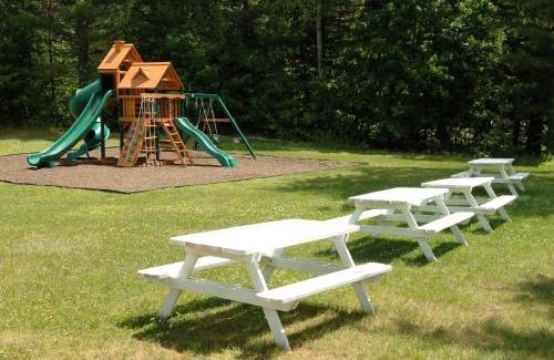 Center Conway Hotel | Pet-Friendly Saco River Motor Lodge with Oceanfront Views
