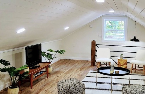 Tracy City Cabin | Private Cabin Retreat Near Sacré-Cœur with Kitchen Access