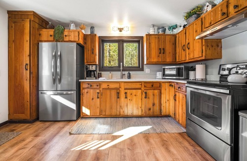 Coram Cabin | Pet-Friendly Saddle n' Sage Near Glacier with Fire Pit