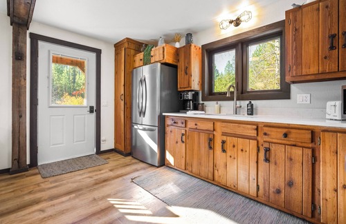 Coram Cabin | Pet-Friendly Saddle n' Sage Near Glacier with Fire Pit