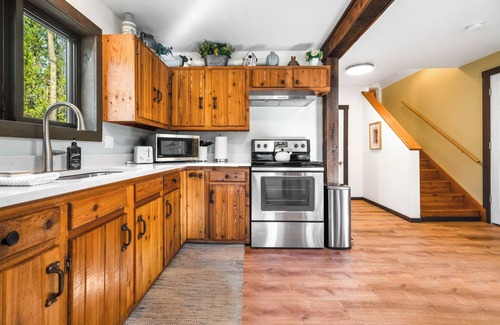Coram Cabin | Pet-Friendly Saddle n' Sage Near Glacier with Fire Pit