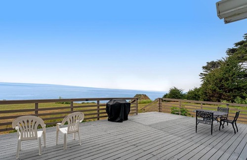 Elk House | Inviting Saddle Point Ocean View Cottage with Family Amenities