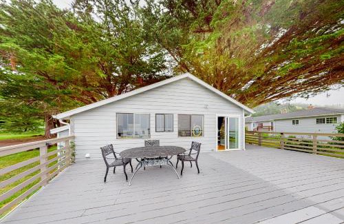 Elk House | Inviting Saddle Point Ocean View Cottage with Family Amenities