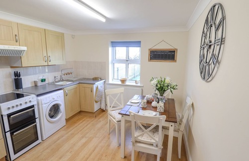 Louth Cottage | Romantic Saddle Rack Cottage in Picturesque Fulstow