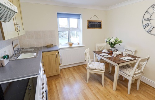Louth Cottage | Romantic Saddle Rack Cottage in Picturesque Fulstow