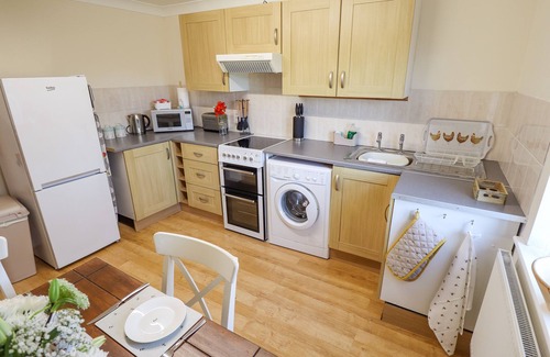 Louth Cottage | Romantic Saddle Rack Cottage in Picturesque Fulstow