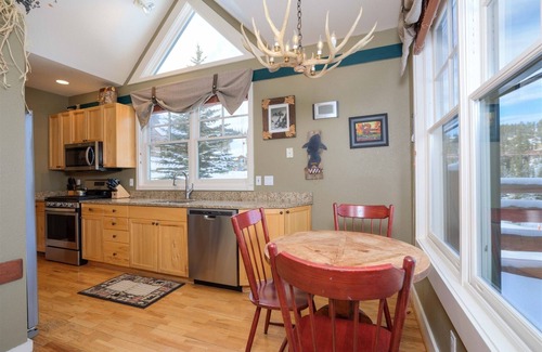 Saddle Ridge House | Elegant Moonlight Vacation Rentals with Hot Tub & Scenic Views
