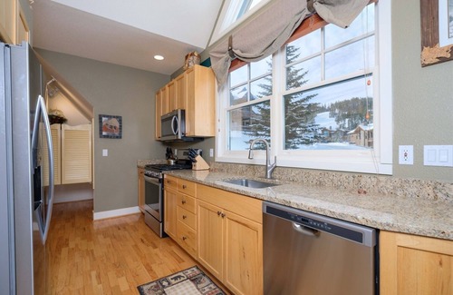 Saddle Ridge House | Elegant Moonlight Vacation Rentals with Hot Tub & Scenic Views