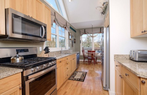 Saddle Ridge House | Elegant Moonlight Vacation Rentals with Hot Tub & Scenic Views