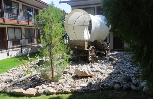 Pahrump Hotel | Discover Saddle West Casino Hotel: Pet-Friendly Oasis