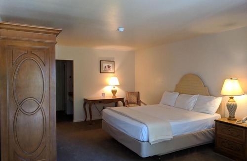 Pahrump Hotel | Discover Saddle West Casino Hotel: Pet-Friendly Oasis