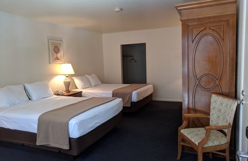 Pahrump Hotel | Discover Saddle West Hotel & Casino: Pool, Spa & Dining