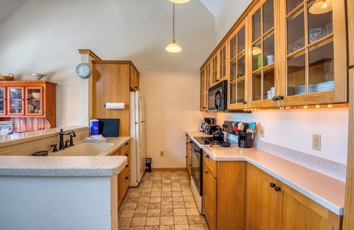 Rangeley Condo | Experience Saddleback: Ski-In, Ski-Out Condo with Breakfast