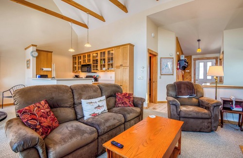 Rangeley Condo | Experience Saddleback: Ski-In, Ski-Out Condo with Breakfast