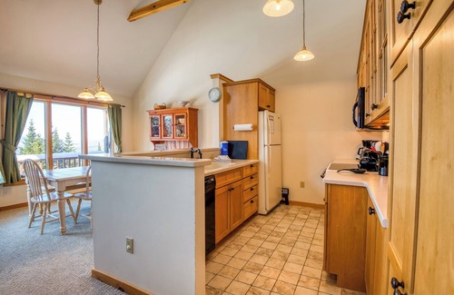 Rangeley Condo | Experience Saddleback: Ski-In, Ski-Out Condo with Breakfast